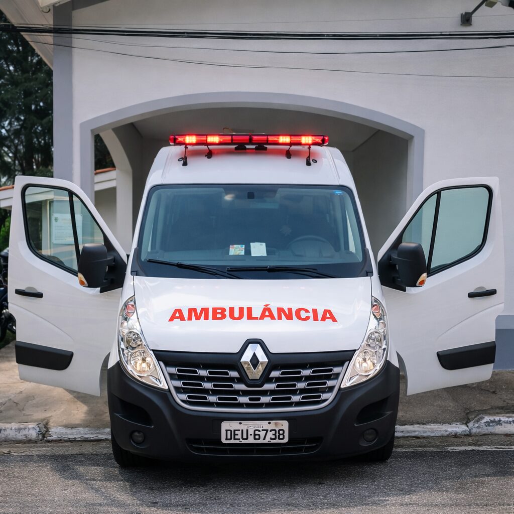 Ambulância na base da SMAS